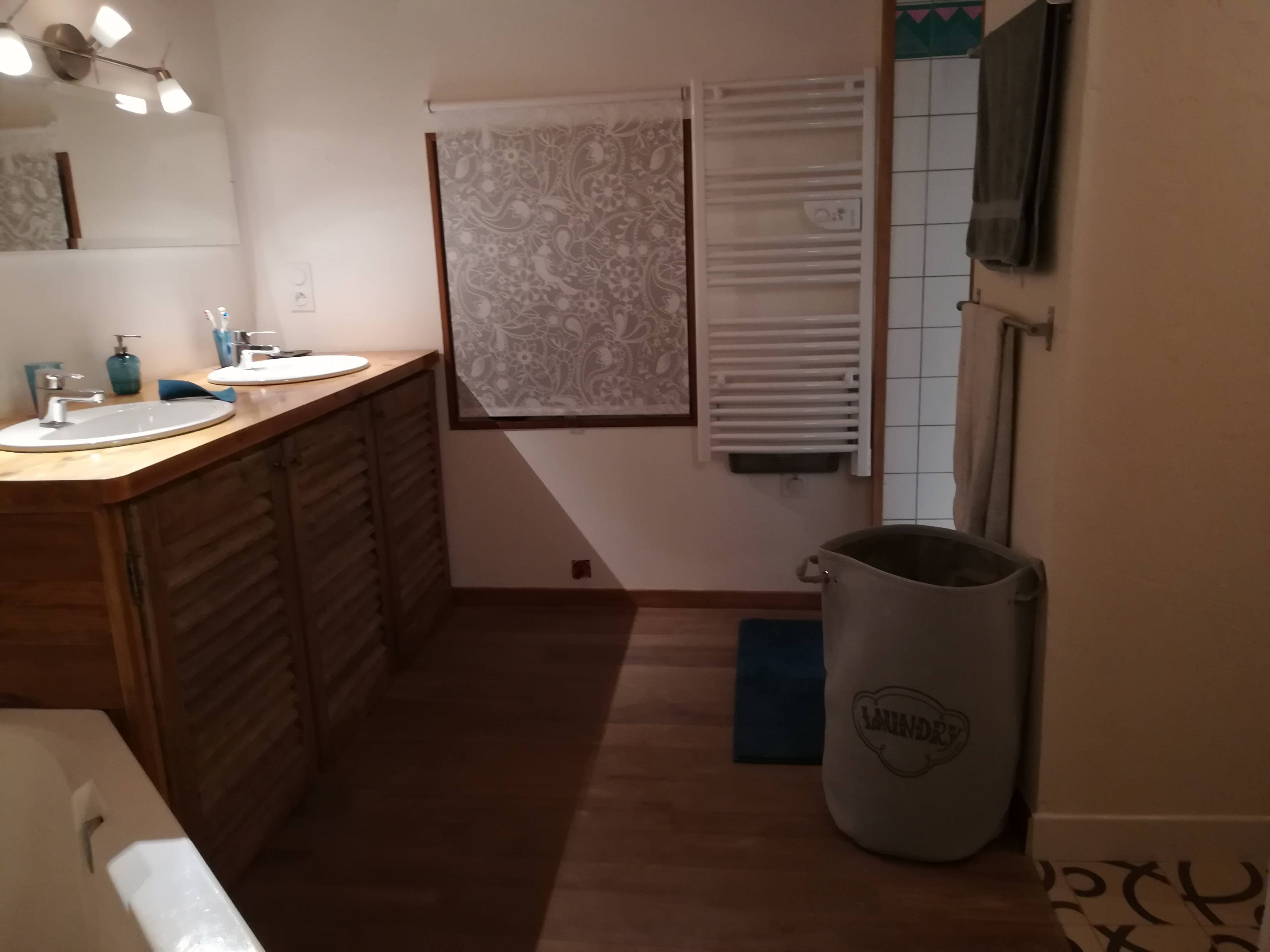 Gite les Clots Clément - salle de bain et douche